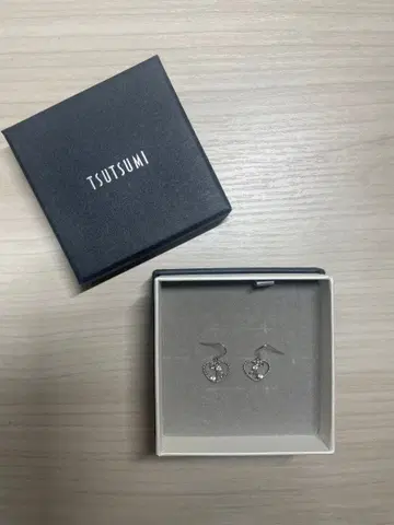TSUTSUMI 하트형 귀걸이