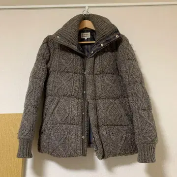 브라운 다운 자켓 체크 무늬 안쪽