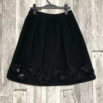 [ TO BE CHIC ] 새상품급 블랙 꽃무늬 자수 플레어 스커트