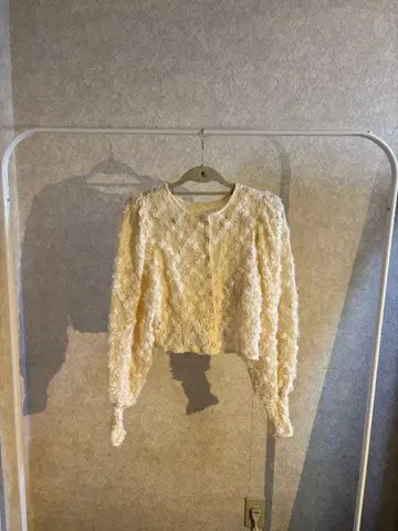 NICE CLAUP 아이보리 레이스 편직 가디건 긴팔 플리츠 스커트