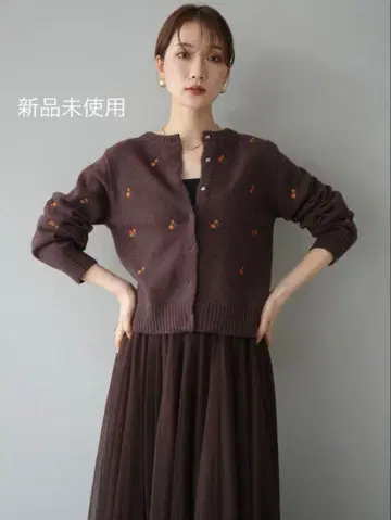 Lumier 같은 형태 플라워 자수 니트 가디건 [ Brown ]