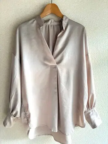 프리 스마트 베이지 새틴 긴팔 V넥 셔츠