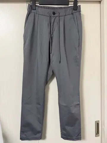 어태치먼트 코튼 컴프 1턱 이지 팬츠