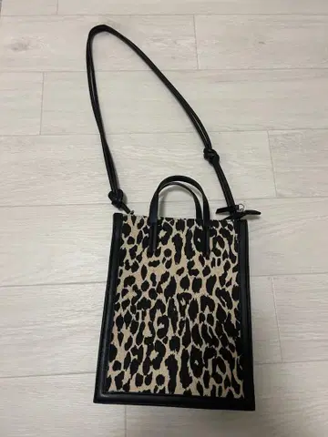 레오파드 무늬 숄더백