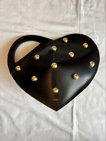 CHIECO 플러스 하트 골드 스터드 백