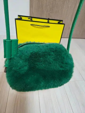 CLOUDY 그린 퍼 숄더백