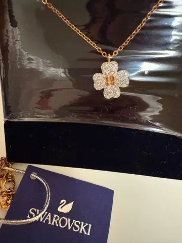 미사용 새상품 Swarovski 꽃 모티브 목걸이