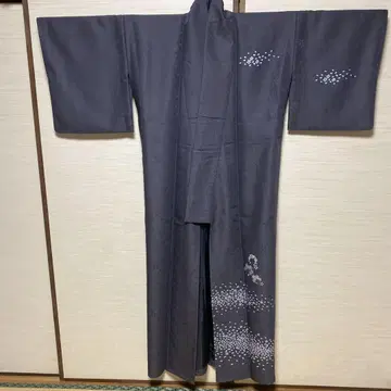 차콜 그레이 기모노 벚꽃 패턴