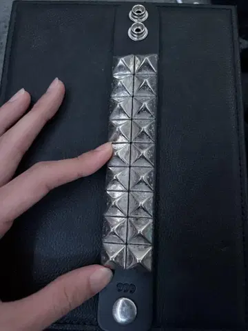 스터드 가죽 뱅글