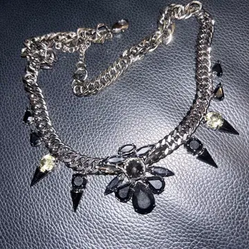 플라워 모티브 목걸이 블랙