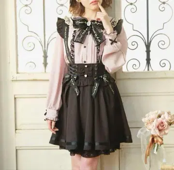 LIZLISA 메시지 리본 서스펜더 포함 스커트 블랙