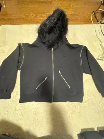 cozyworldwide 퍼 달린 블랙 후드티