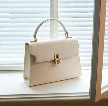 J.ESTINA 사첼백 아이보리