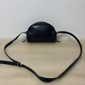 일비종떼 크로스 바디백입니다 색상 네이비