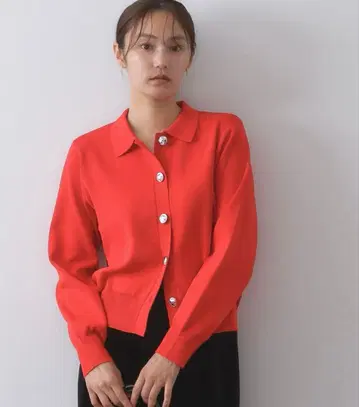 빨간색 은색 버튼이 달린 긴팔 가디건