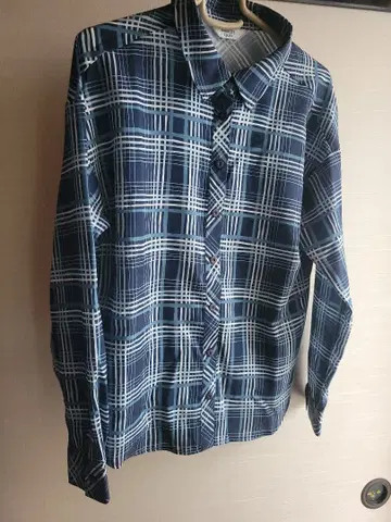 네이비와 스카이블루 체크 무늬 긴팔 셔츠 새상품급