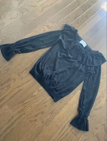 Kanon 프릴 넥 블랙 니트