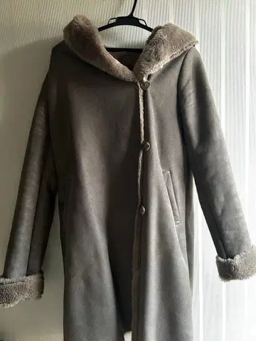 ROSOO 그레이 후드 부착 무스탕 코트