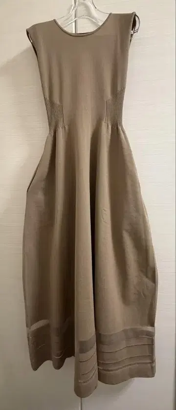 알아바일 슬리브리스 무릎 기장 원피스