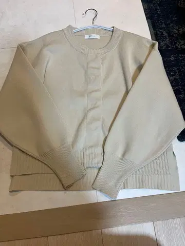 디니테코리에 베이지 니트 가디건 긴팔 프론트 오픈 새상품급 중고