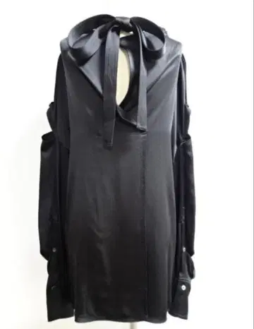 컷 아웃 디자인 블랙 긴팔 셔츠 ADEAM