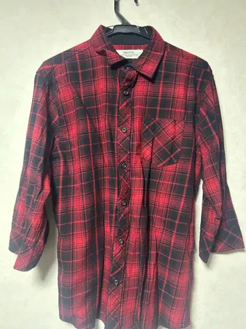 빨간색과 블랙 체크 무늬 긴팔 플란넬 셔츠