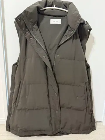 DONA MARIE 후드 부착 다운 베스트 올리브 그린