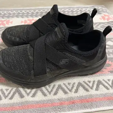 SKECHERS 블랙 슬립온 스니커즈