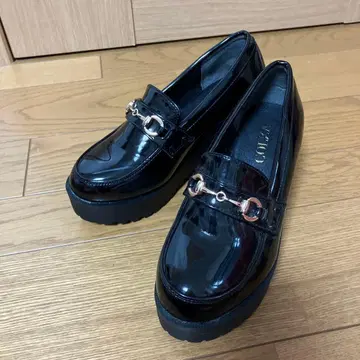 블랙 광택 통굽 로퍼 플랫폼