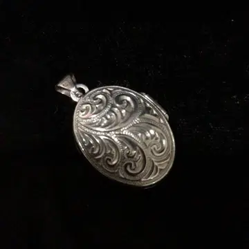 로켓 펜던트 탑