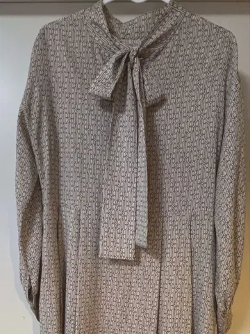 [ tomorrowland ] Ballsey 로고 패턴 리본 드레스