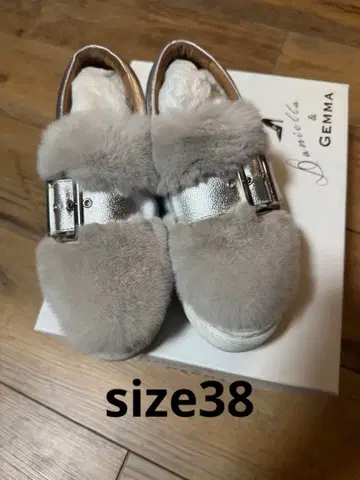 퍼 달린 실버 스니커즈