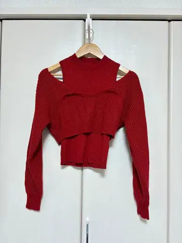 빨간색 오프숄더 긴팔 니트
