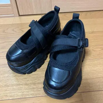 블랙 통굽 스트랩 스니커즈