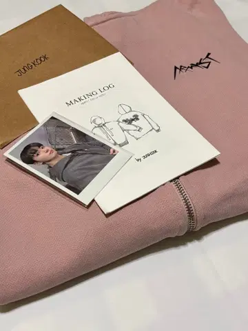 BTS JUNG KOOK pink M 후드티 포토 카드 포함 당일 발송