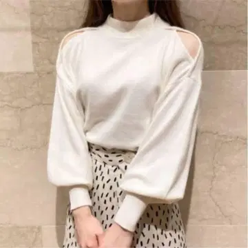 스나이델 콜드 숄더 니트 풀오버 화이트