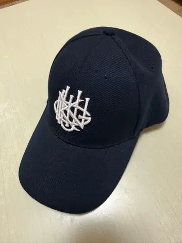 King Gnu 네이비 자수 로고 캡