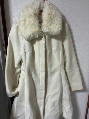 화이트 퍼 옷깃 롱 코트