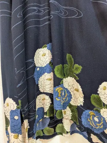 오버 원피스 네이비 바탕 밑단 꽃무늬