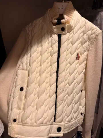 크림색 퀼팅 다운 자켓