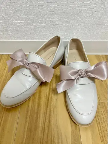 couturebrooch 화이트 가죽 로퍼 핑크 리본