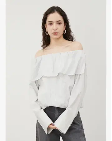 미라 오웬 오프숄더 벌룬 숏 블라우스 화이트 스트라이프