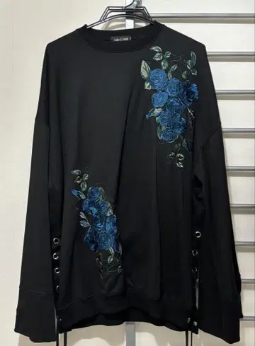 Ado x HARE 사이드 레이스업 로즈 자수 맨투맨 파랑 장미