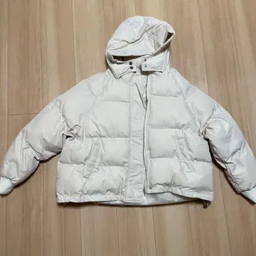 화이트 후드 부착 다운 자켓