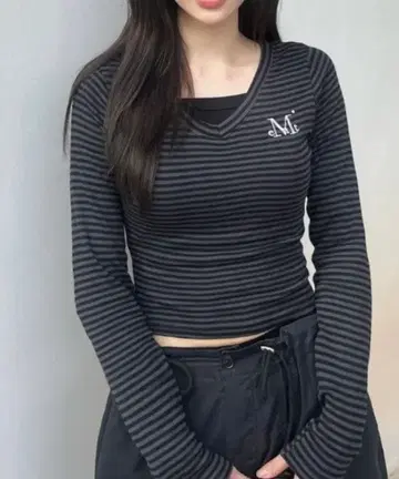 MUCENT V넥 티셔츠