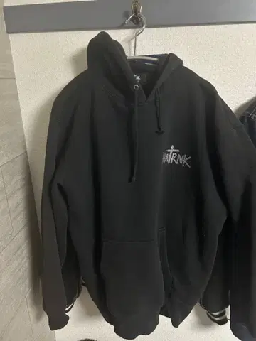 PHATRK 블랙 후드티 가격 인하 협상