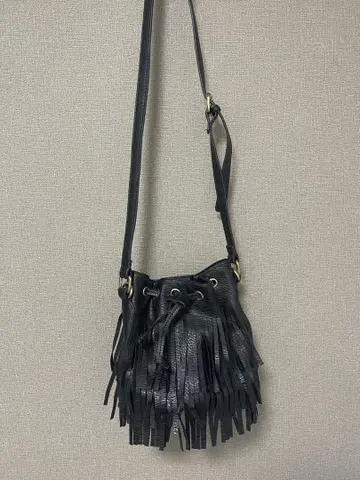 프린지 장식 블랙 숄더백