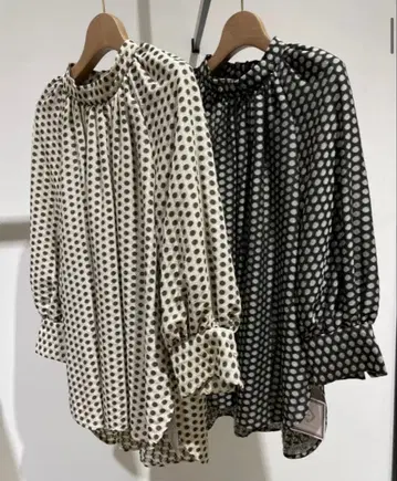 티아라 TIARA 시어 도트 자카드 개더 블라우스