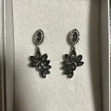mimi 33 블랙 플라워 귀걸이