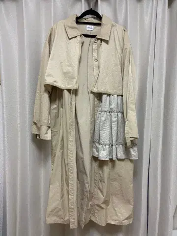 메리제니 프릴 장식 베이지 트렌치코트